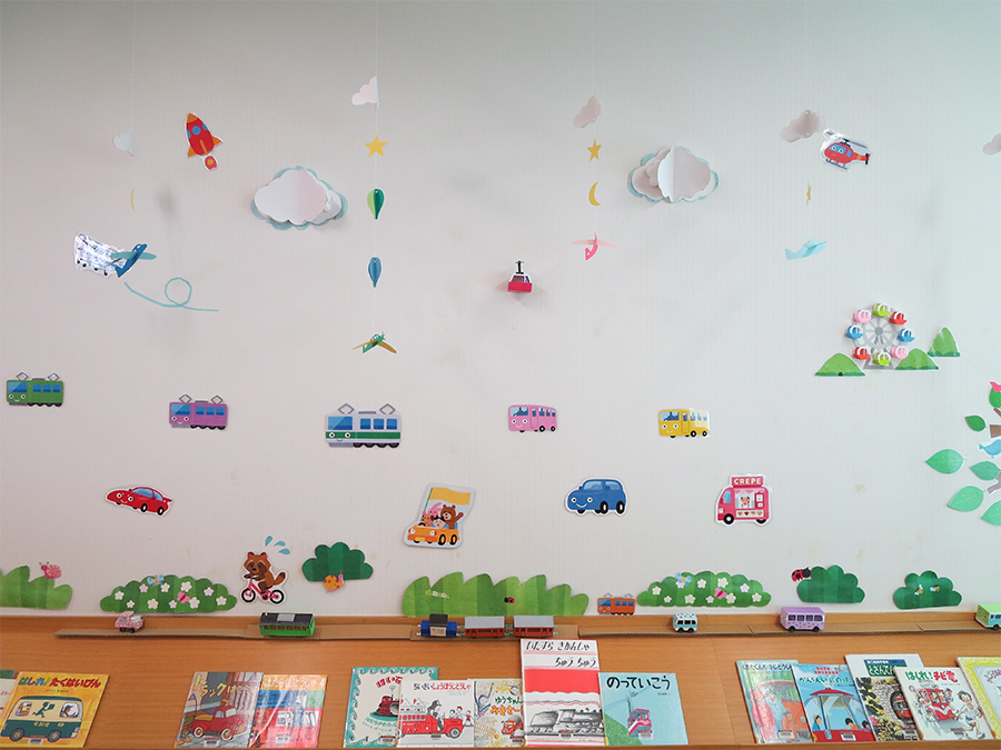 平川図書館児童室の春の様子の写真