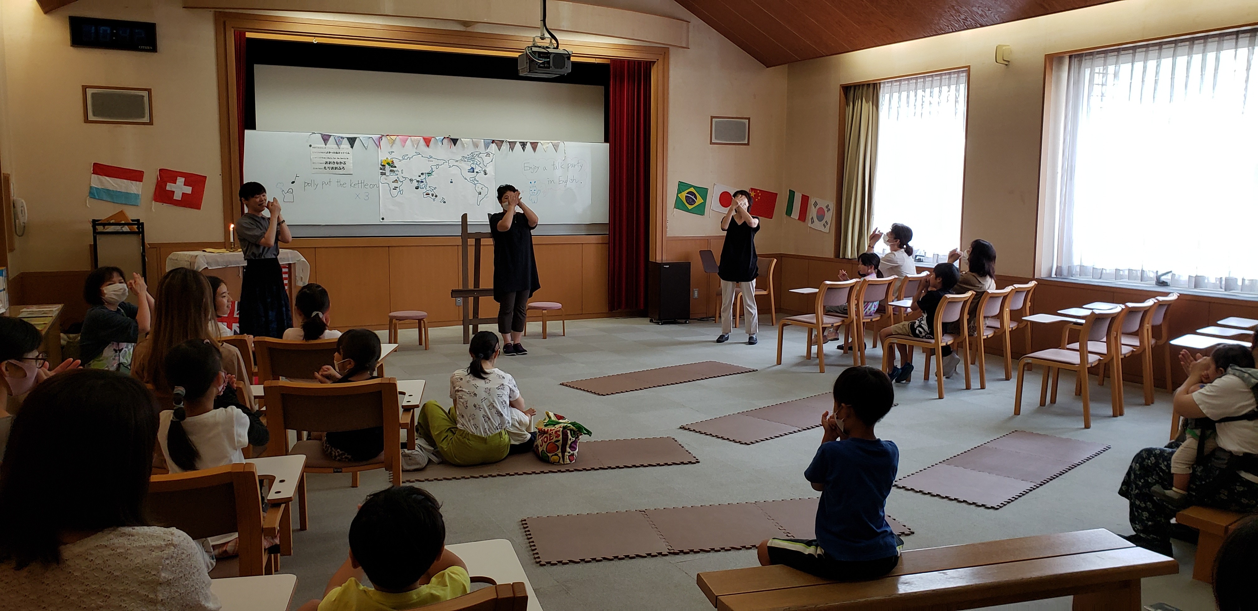 中央図書館英語でおはなし会の様子
